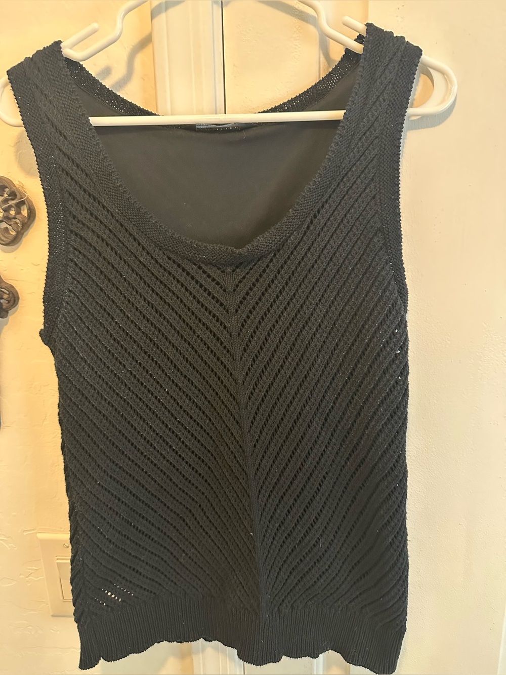 Ladies black sweater knit tank top by Simply Vera Vera Wang size Medium